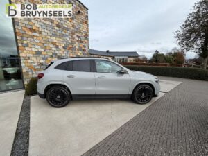 Mercedes GLA 180 AMG Line zijkant
